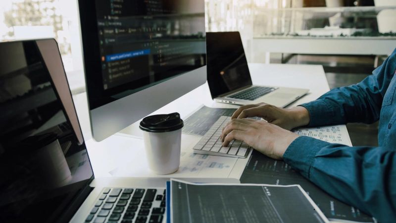 Desarrollador trabajando en su computadora
